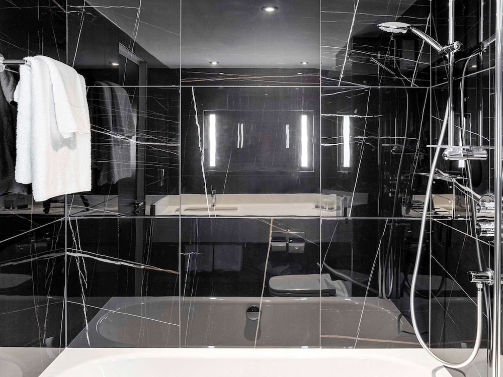 Luxury Room, 1 Queen Bed (Club Millesime Access - Runway View) photo 2