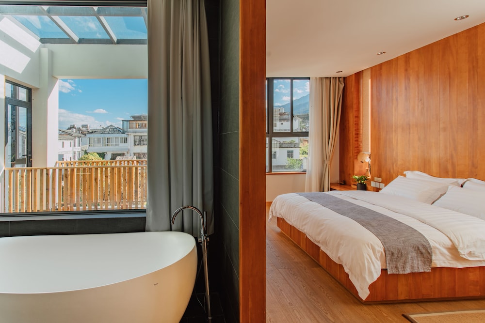Courtyard 2-Deluxe Double Room, Bathtub, Mountain View photo 1