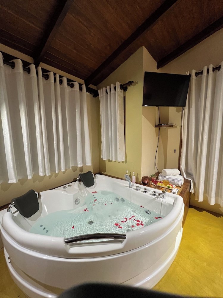 Superior Double Room, Bathtub