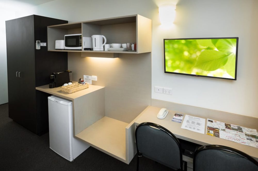Standard Room, Non Smoking, Kitchenette (Queen + Single)