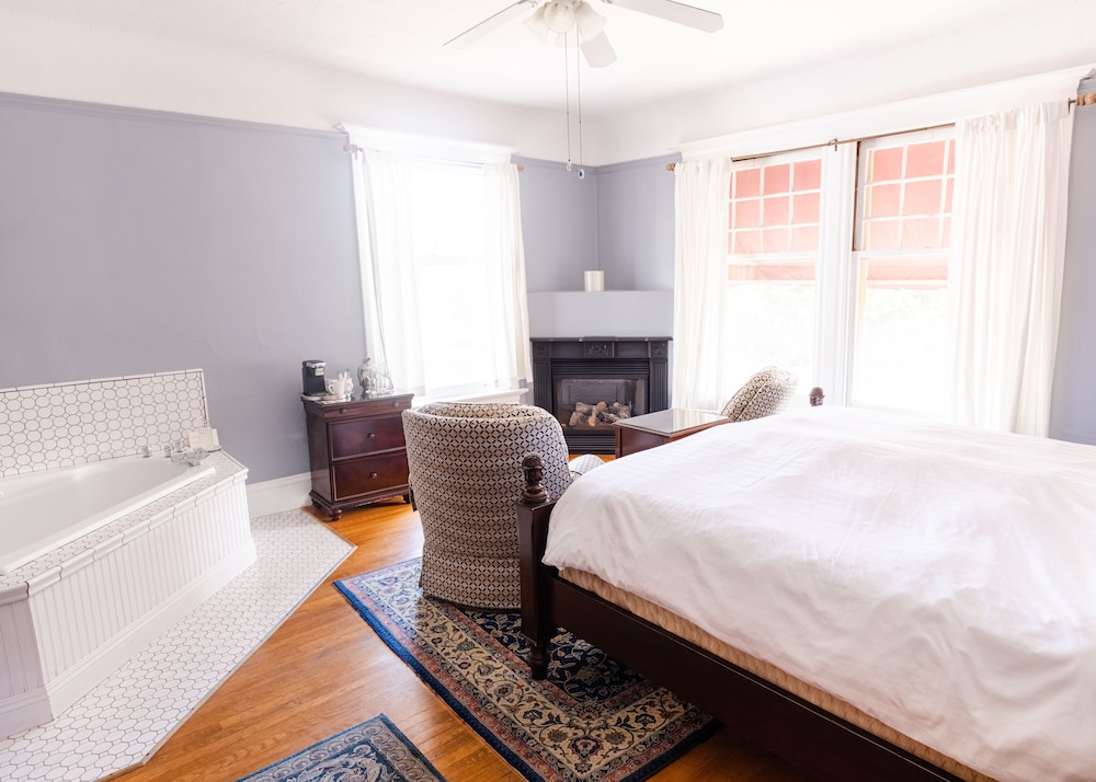 Signature Room, 1 King Bed, Non Smoking, Hill View photo 2