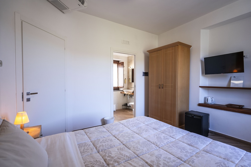 Standard Double Room - Photo 10