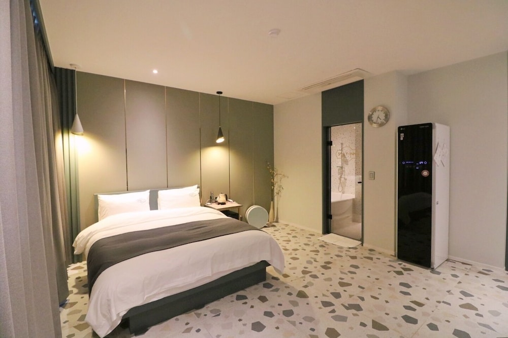 Deluxe Double Room - Photo 9