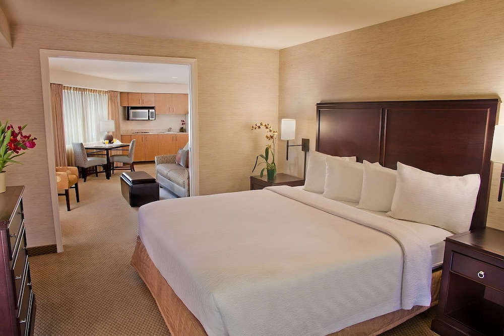 Suite, 1 King Bed, Non Smoking, Kitchen - Photo 1