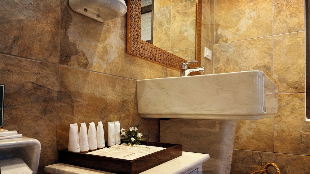 Honeymoon Suite with Bathtub - Photo 10