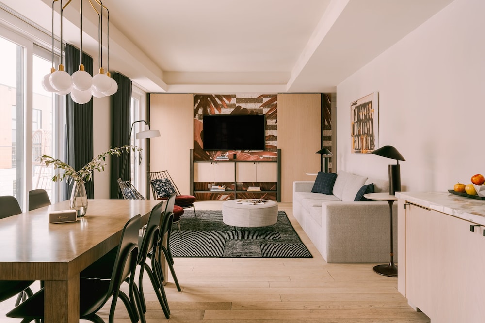 Premium Suite, 1 King Bed, Balcony