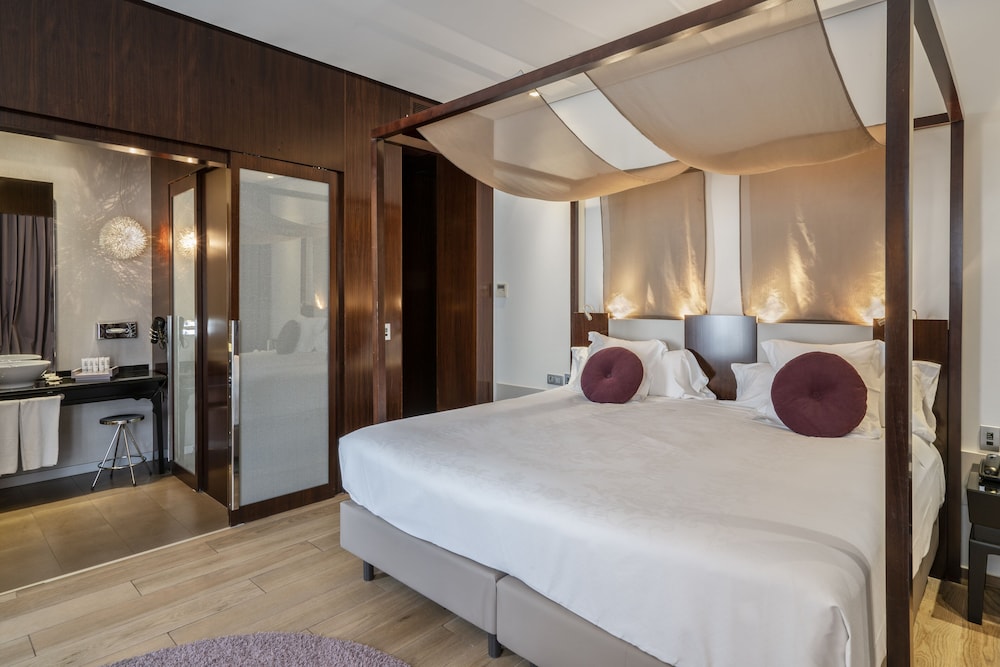Deluxe Room for Single Use - Photo 1