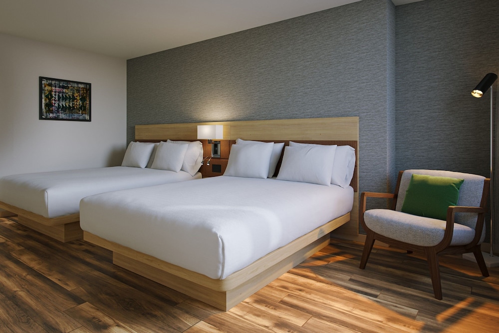 Deluxe Room, 2 Queen Beds, City View (Mobility Accessible, Roll-In Shower) photo 2