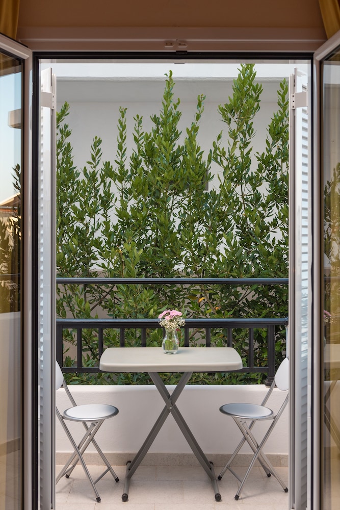 Economy Room, Garden View