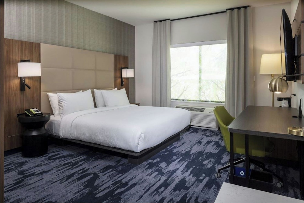 Room, 1 King Bed (Mobility/Hearing Access, Roll-In Shwr) - Photo 3
