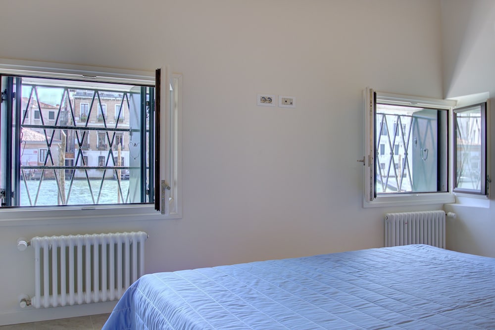 Exclusive Apartment, 1 Bedroom, Canal View, Ground Floor photo 2