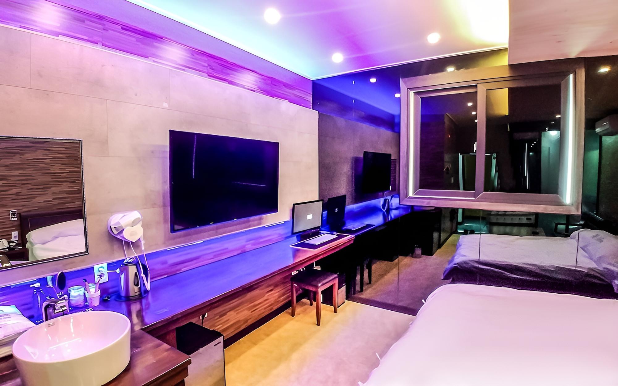 Room (Standard Room) - Photo 11