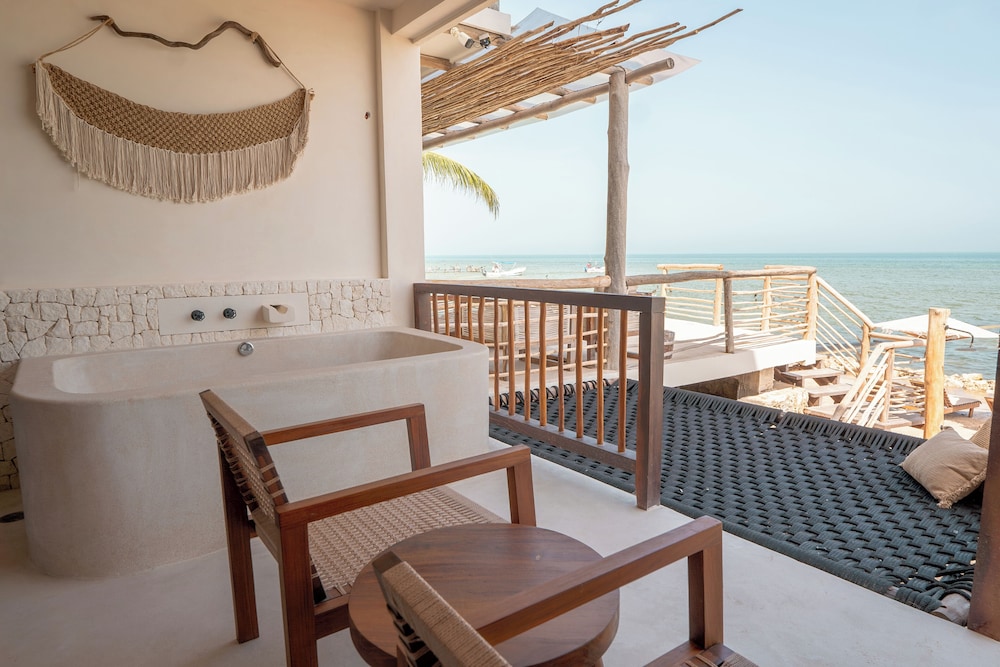 Junior Studio Suite, 2 Queen Beds, Sea View photo 2
