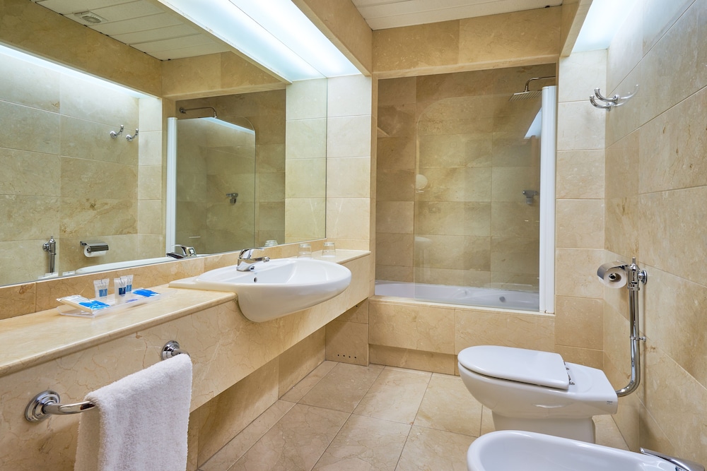 Double or Twin Room - Photo 7