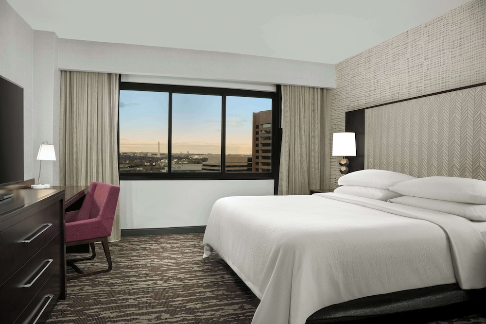 Suite, 1 King Bed (DC Monument View) photo 1