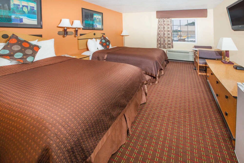Standard Room, 1 Queen Bed photo 2