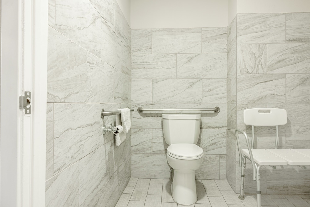Room, 2 Queen Beds, Accessible Bathtub, Non Smoking - Photo 2