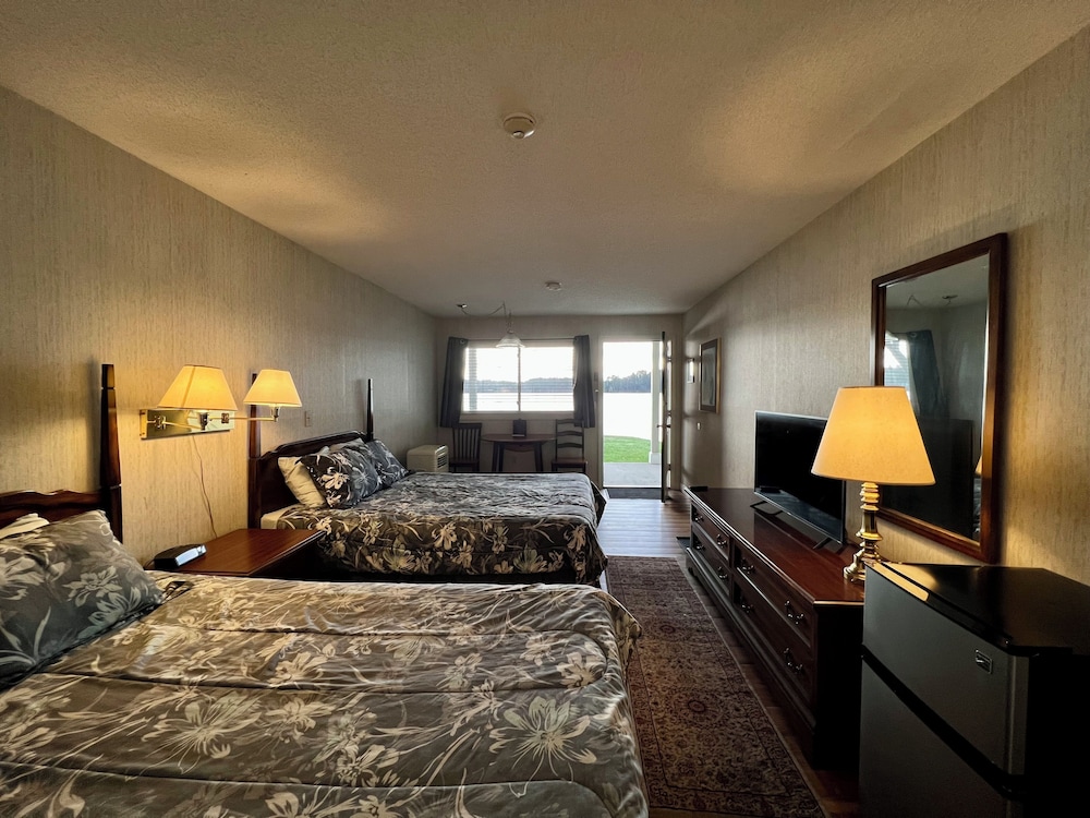 Essentials - 2 Queen, Lake View, First Floor