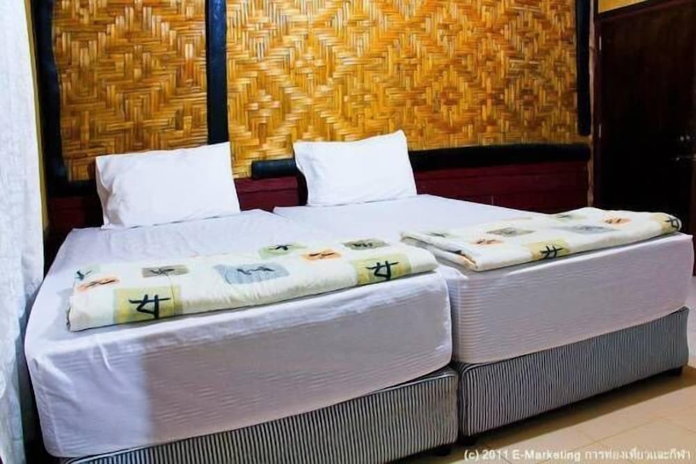 Shared Dormitory, 2 Twin Beds, Non Smoking, Lake View photo 1