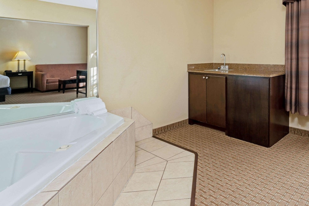 Deluxe Suite, 1 King Bed, Non Smoking, Hot Tub (Mobility/Hearing Impaired Accessible) photo 1