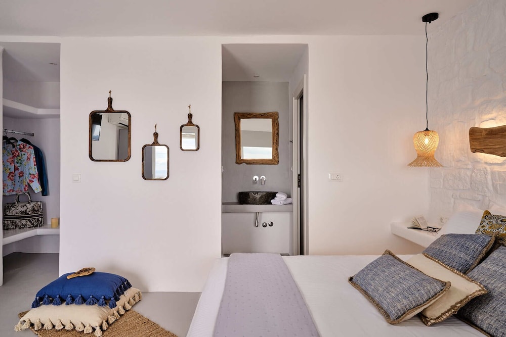 Superior Double Suite with Side Sea View and Private Pool with Hydromassage