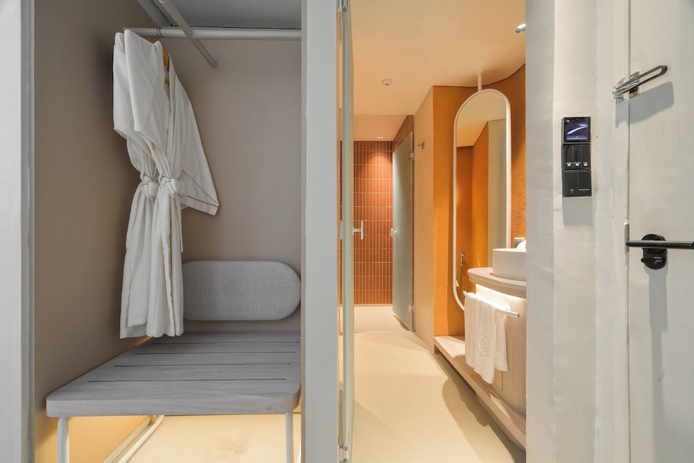 Deluxe Room, 1 King Bed, City View - Photo 5