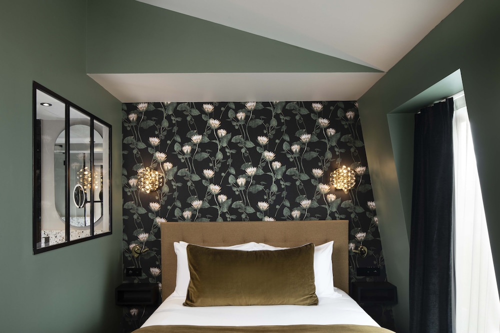 Deluxe room with Eiffel Tower view photo 2