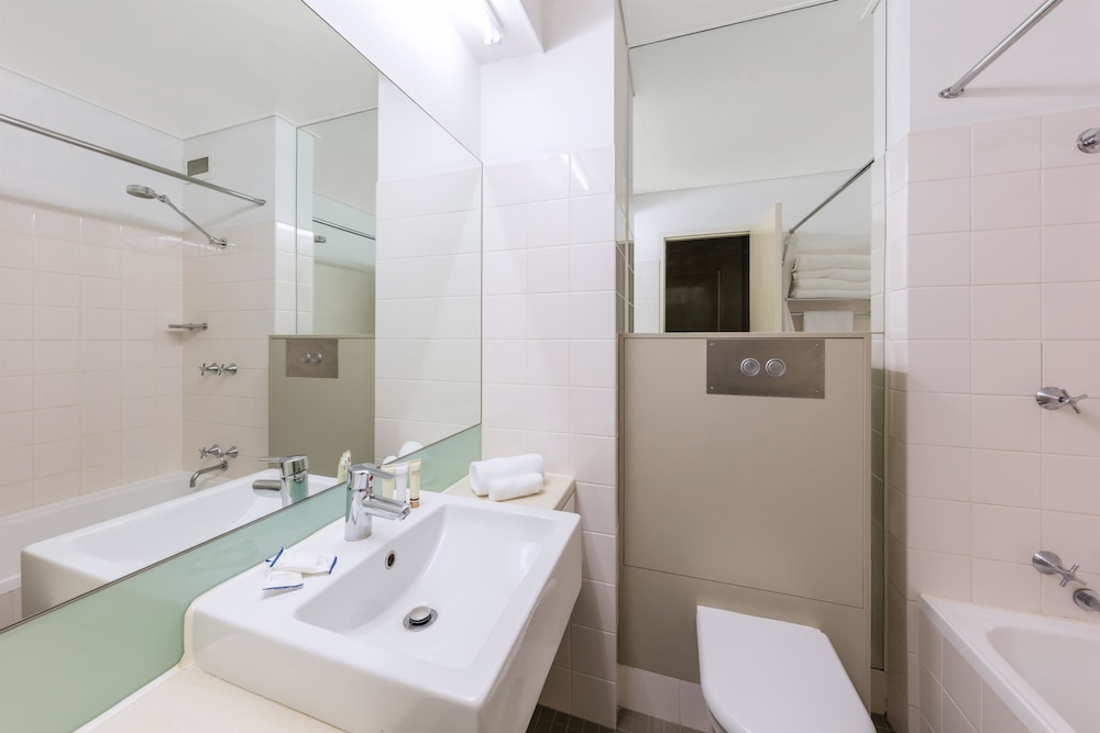 Deluxe Room, 1 King Bed, Non Smoking, Bathtub - Photo 5