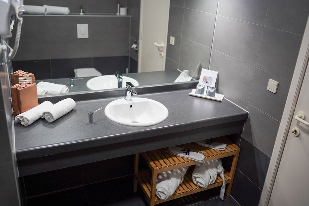 Deluxe Suite, Non Smoking, Bathtub photo 3
