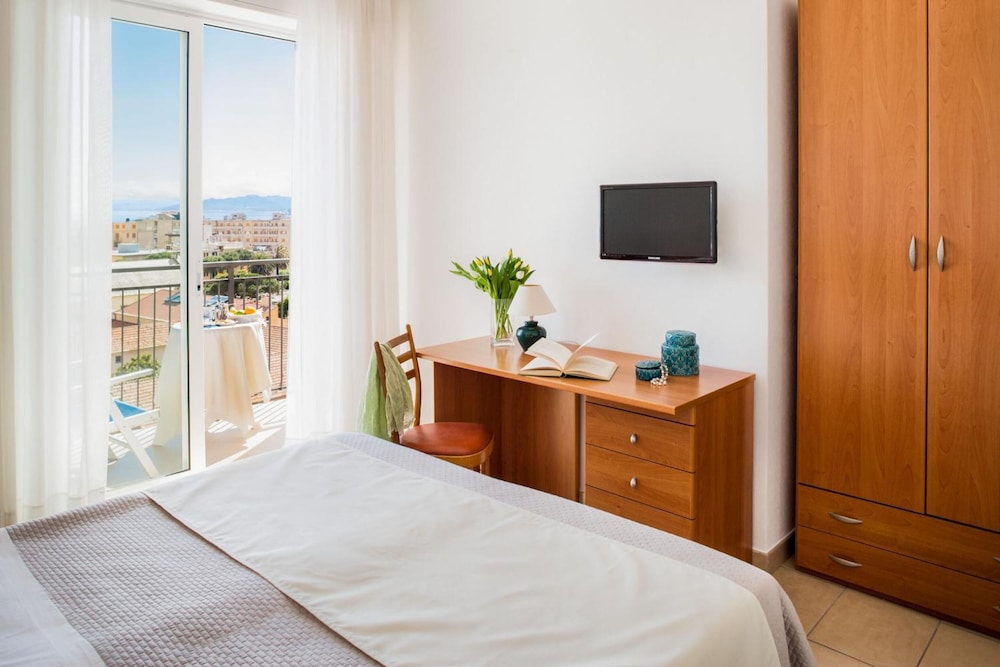 Standard Triple Room, Balcony, Sea View photo 3
