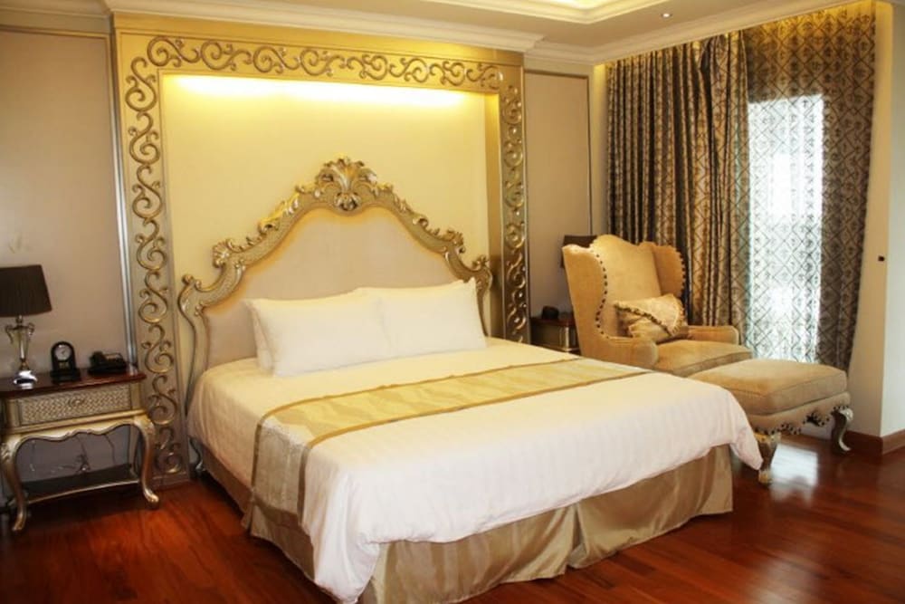 Superior Room, Jetted Tub, City View