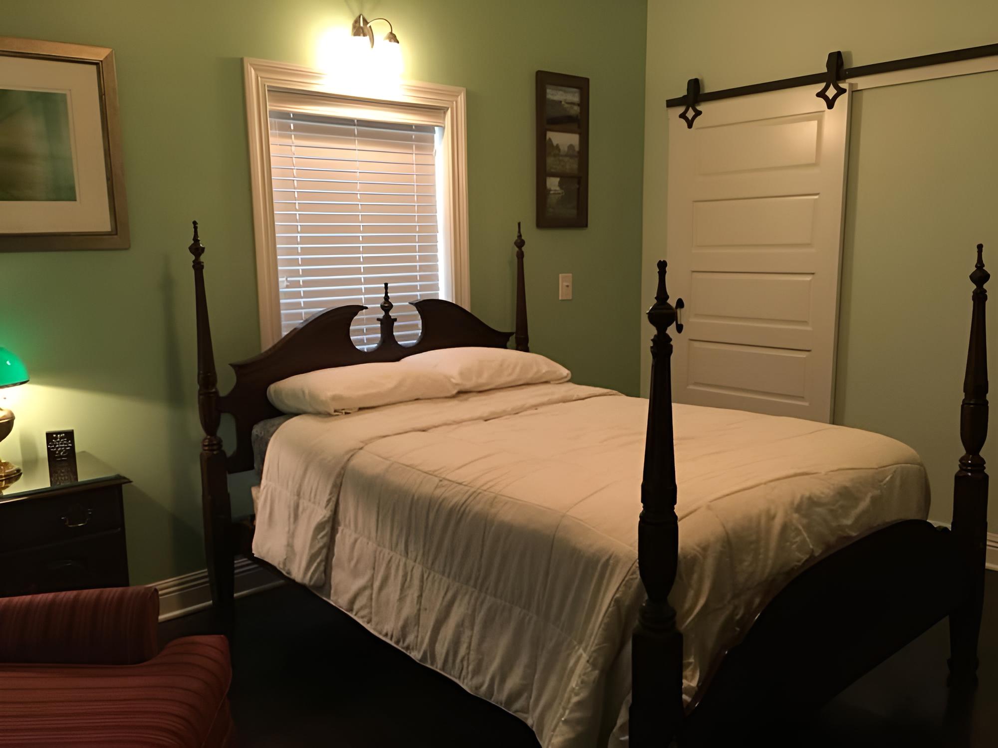 Suite, 1 Double Bed, Private Bathroom (Green Suite) photo 1