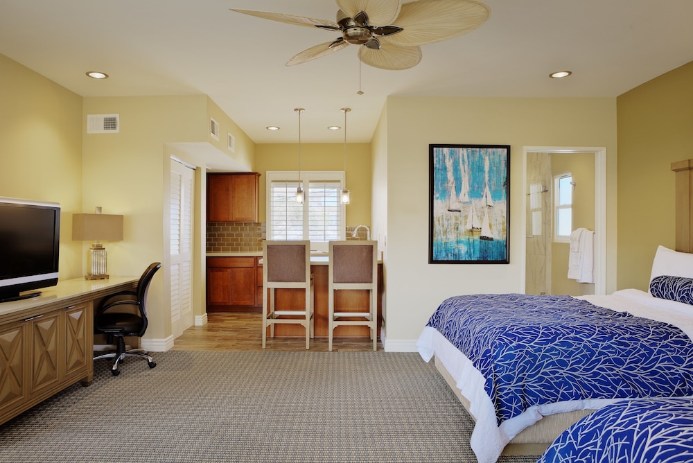 Suite, 2 Queen Beds, Kitchen