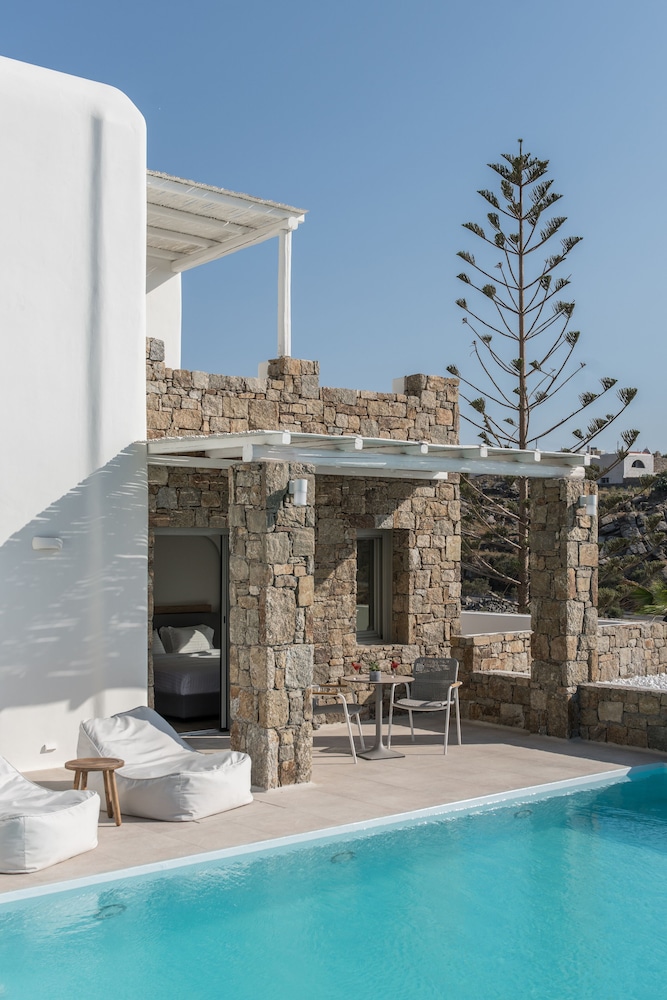 Honeymoon Suite with pool - Photo 3