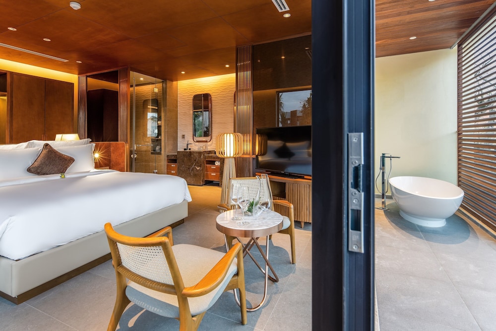 Five-Bedroom Luxury Villa with Private Swimming Pool - Photo 15
