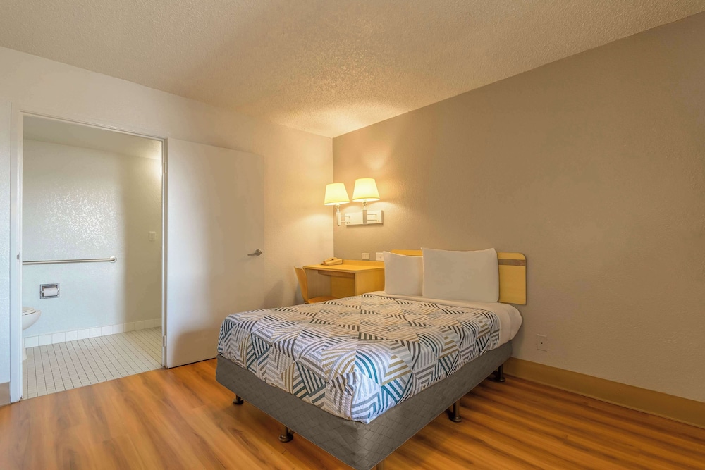 Deluxe Room, 1 Queen Bed, Refrigerator & Microwave photo 2