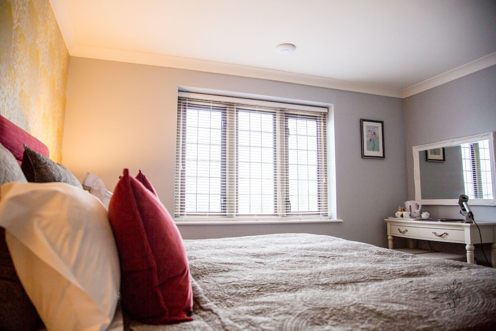 Superior Room, 1 Double Bed, Non Smoking (Converts to 2 Twin Beds) photo 3