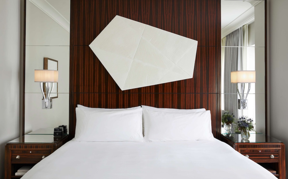 Junior Suite, 1 King Bed, Accessible (Mobility/Hearing, Roll In Shower) - Photo 1