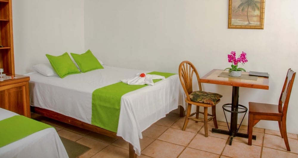 Quadruple Room, 2 Queen Beds, Non Smoking photo 2