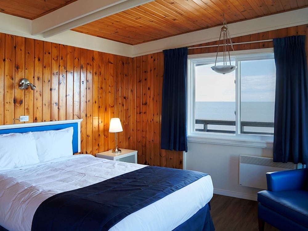 Renovated Superior Room, 1 Queen Bed, Balcony, Ocean View