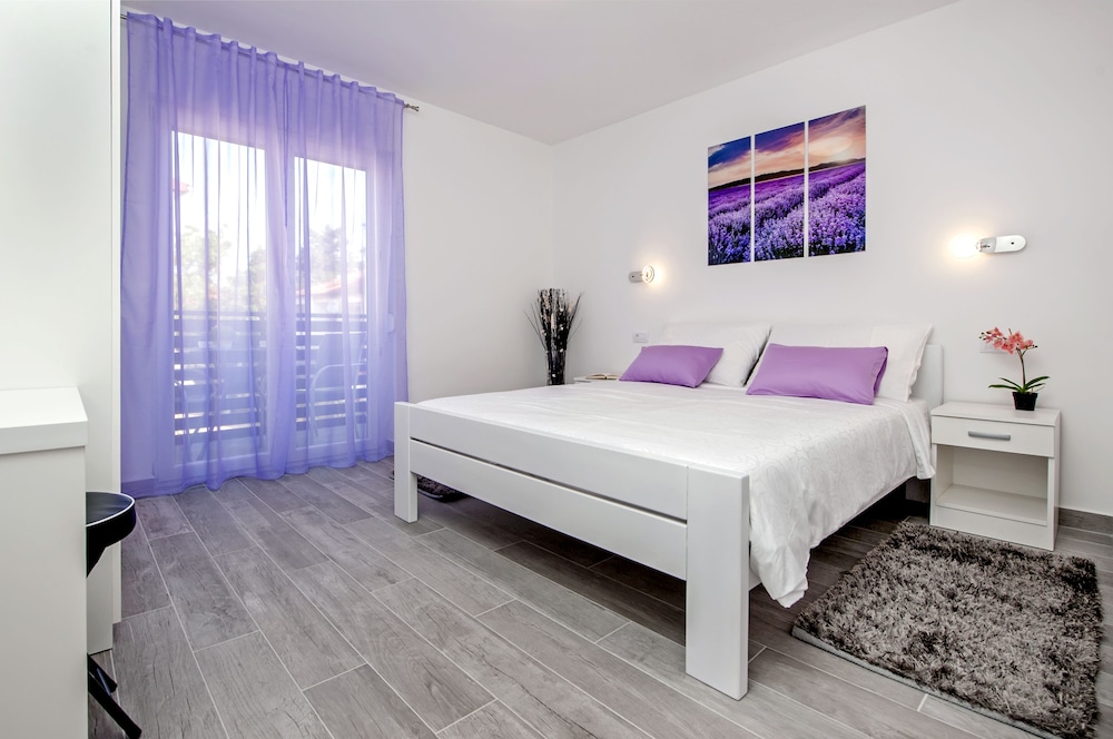 Apartment (Viola)