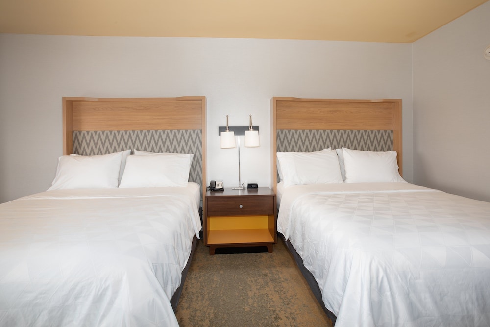 Standard Room, 2 Queen Beds - Photo 2