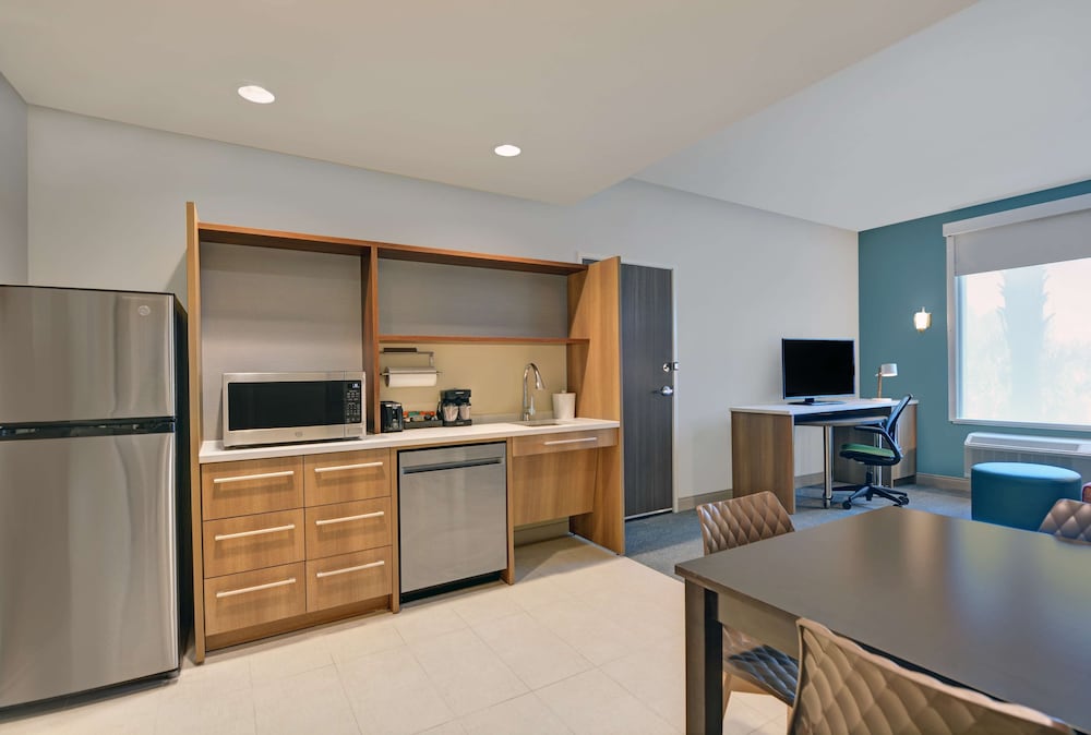 Studio, 1 Queen Bed, Accessible (Roll-In Shower)