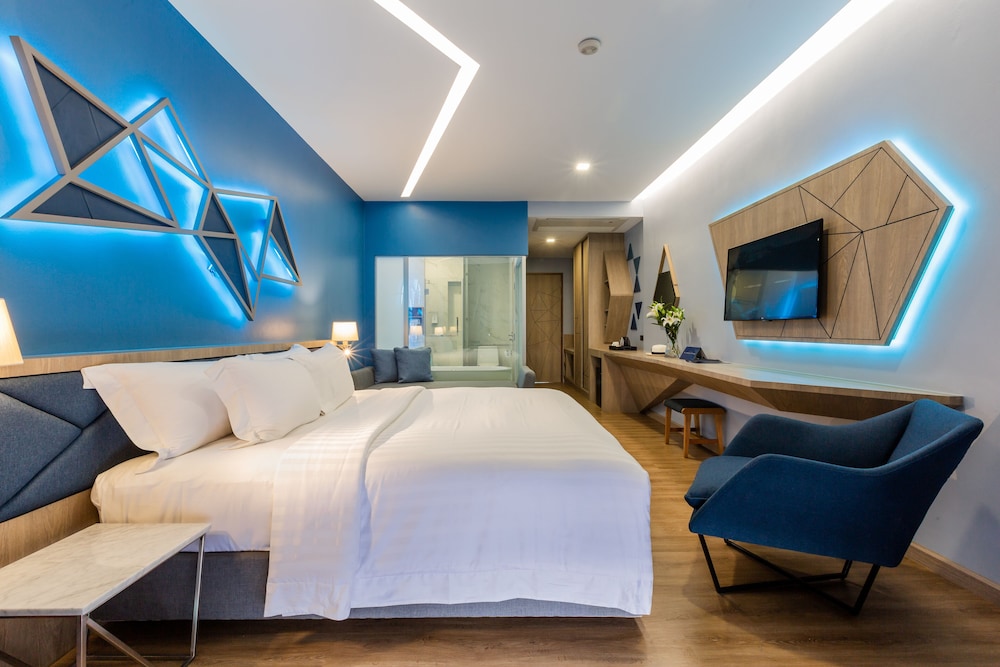 Deluxe Plunge Pool Room - Photo 6