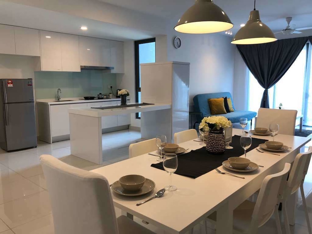 Classic Apartment, 3 Bedrooms, Sea View photo 2