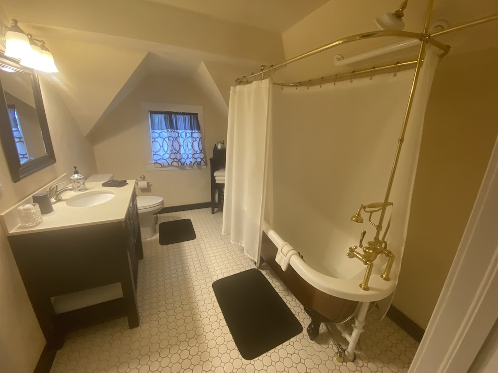 Margaret May Suite, 1 King Bed, Private Bathroom, Upstairs photo 3