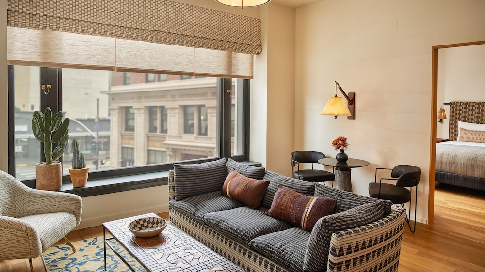 Premier Suite, 1 King Bed, Non Smoking, City View