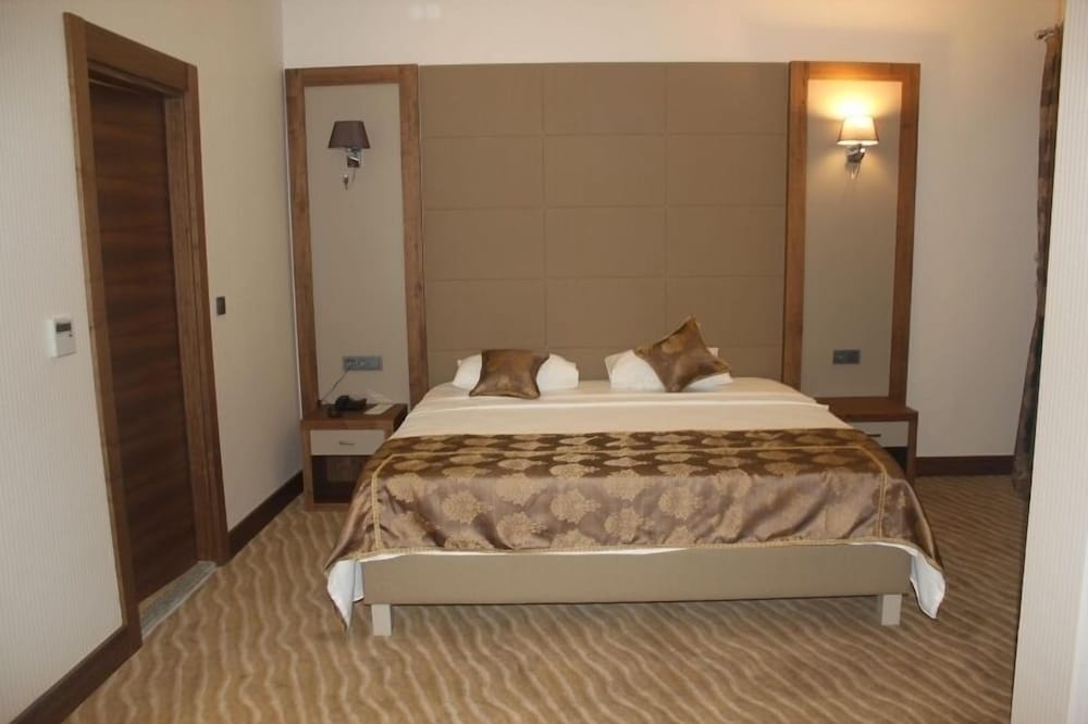 Business Suite, Jetted Tub, City View