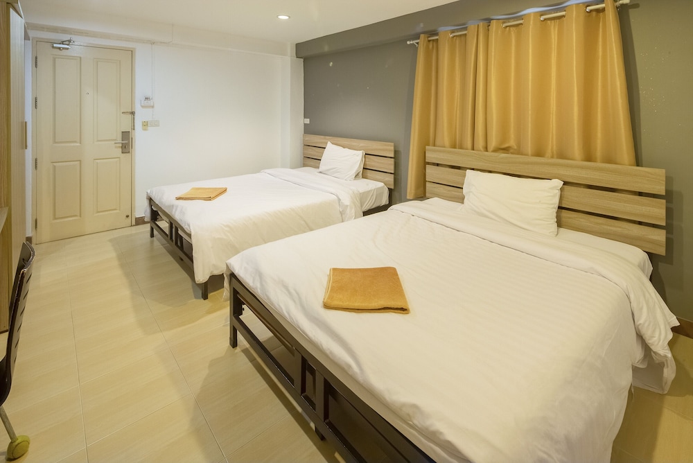 Deluxe Twin Queen Bed Room photo 2