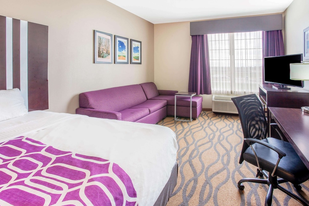 Deluxe Suite, 2 Queen Beds, Non Smoking photo 3